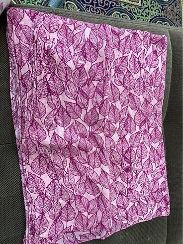 Yaprak desenli pembe şal