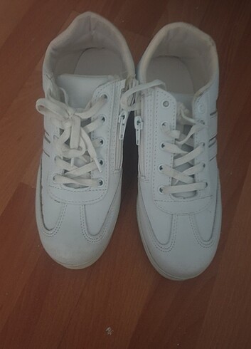 Beyaz dolgulu ayakkabı 