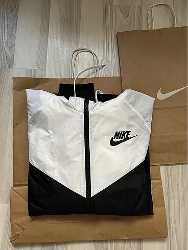 Nike yağmurluk