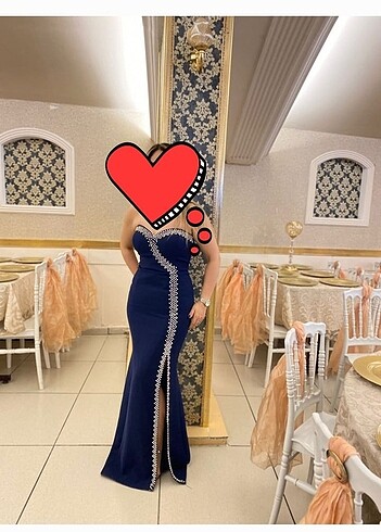 Taşlı yırtmaçlı ister transparan ister askılı kullanılabilir.