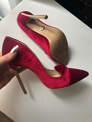 Kırmızı stiletto