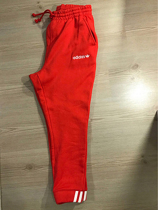 Kırmızı adidas eşofman 