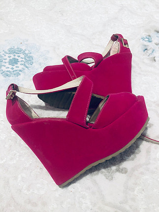 Pembe topuklu ayakkabı