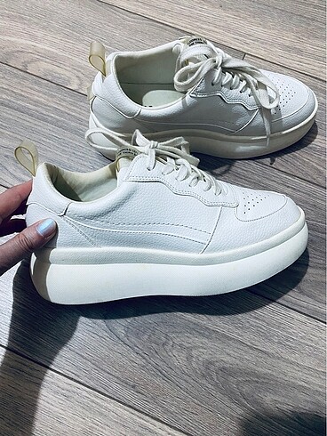 BERSHKA BEYAZ SNEAKER