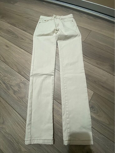 STRADIVARIUS EKRU SKINNY JEAN