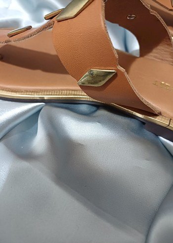 Kahverengi Deri Tokalı Kadın Terlik - Görsel 2