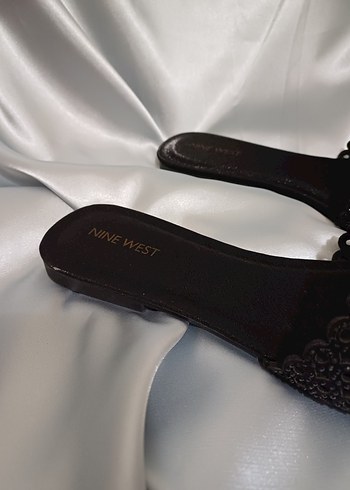 Nine West Siyah Nakışlı Boncuklu Blok Topuk Terlik