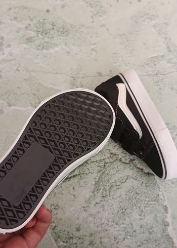 22 Beden beyaz Renk Cırt Cırtlı Siyah Beyaz Erkek Çocuk Spor Ayakkabı
