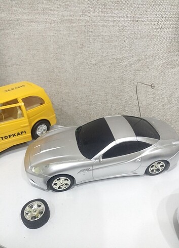 Diğer 3 adet araba. Sari olanin bir tekeri kirildi.