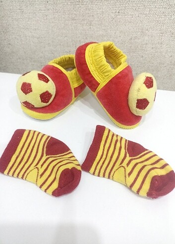 H&M Bebek taraftar Galatasaray ayakkabı ve çorabı 