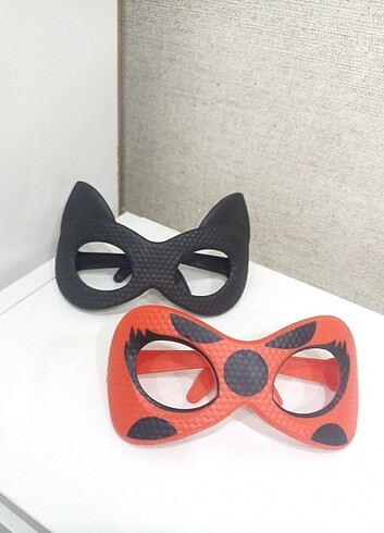 Maske gözlük uğur böceği ile kara kedi 
