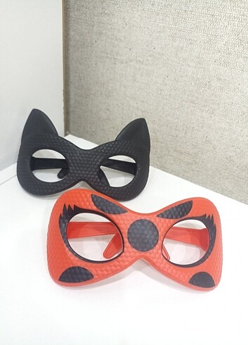 Maske gözlük uğur böceği ile kara kedi