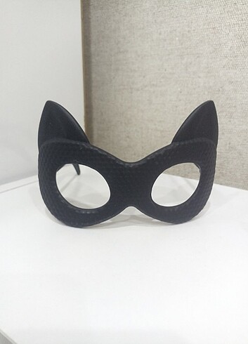 Maske gözlük uğur böceği ile kara kedi