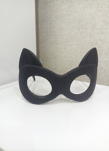 Maske gözlük uğur böceği ile kara kedi