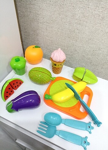 Fisher Price Kesilebilir cok kaliteli cırtlı sebze ve meyveler .20 parca.