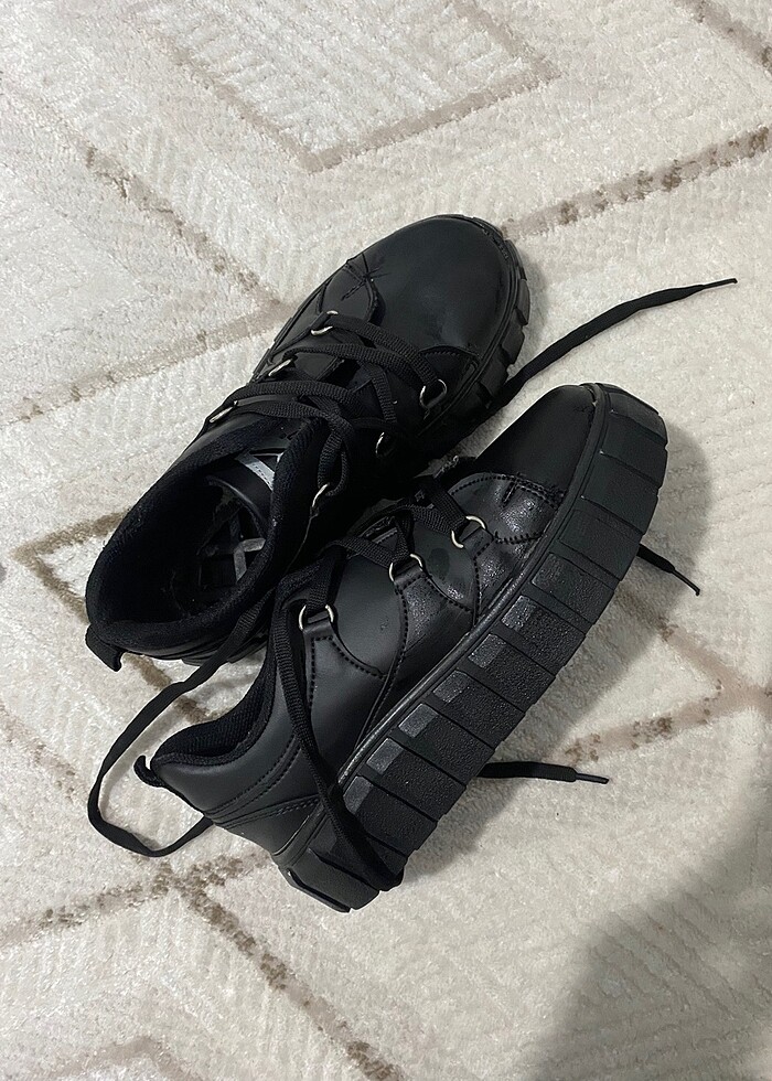 Siyah spor ayakkabısı - Görsel 3