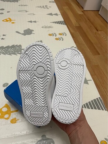 26 Beden beyaz Renk Adidas spor ayakkabı sıfır