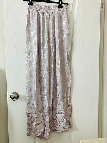 Parlak kumaşlı pantolon