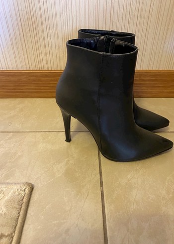 Kadın Siyah Deri Stiletto Topuklu Bot
