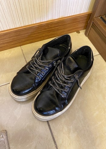 Diğer Siyah Parlak Yılan Desenli Bağcıklı Kadın Sneakers