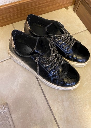 39 Beden Siyah Parlak Yılan Desenli Bağcıklı Kadın Sneakers