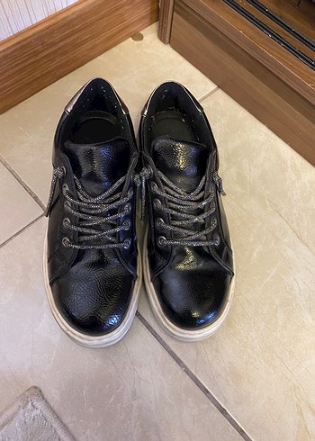 Siyah Parlak Yılan Desenli Bağcıklı Kadın Sneakers
