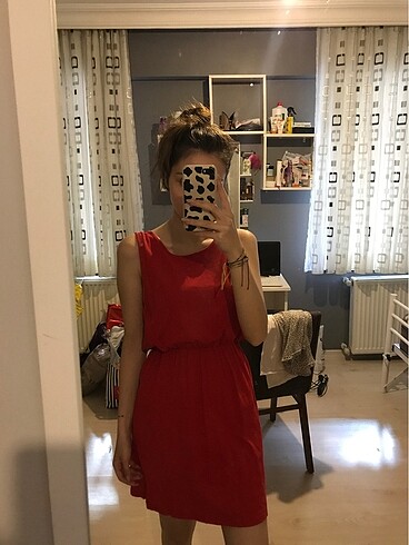 Kırmızı elbise