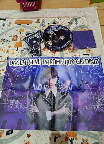 Wednesday parti malzemeleri