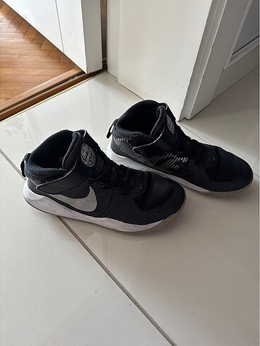 Nike basketbol ayakkabısı Teamhustle.35