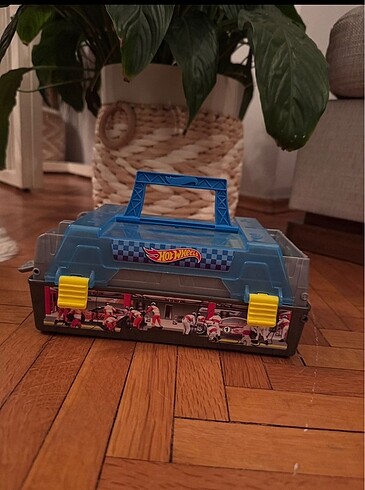 Hot wheels araba fırlatıcı ve kutu