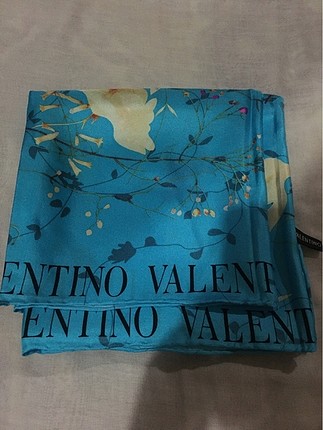 Valentino eşarptır