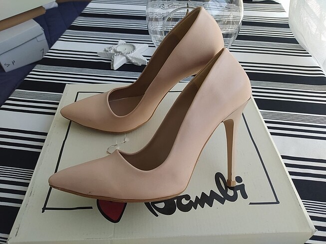 Az kullanılmış şık stiletto pudra pembesi