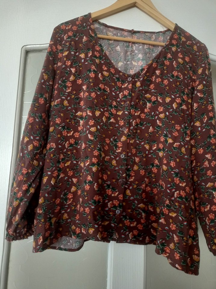 Düğmeli V Yaka Uzun Kollu Bohem Bluz - Görsel 2