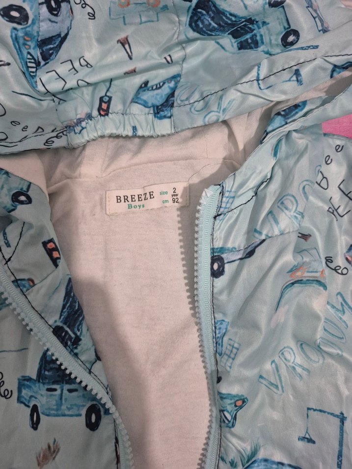 Mavi Kapüşonlu Erkek Çocuk Baskılı Yağmurluk - Görsel 2