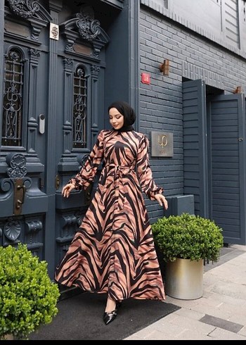 Saten Zebra Desenli Uzun Kadın Elbise - Görsel 2