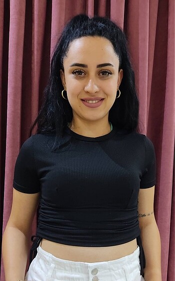 YANLARI BÜZGÜLÜ CROP