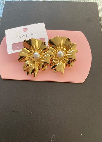 Beden Parlak Altın Renkli Mini Çiçek Küpe