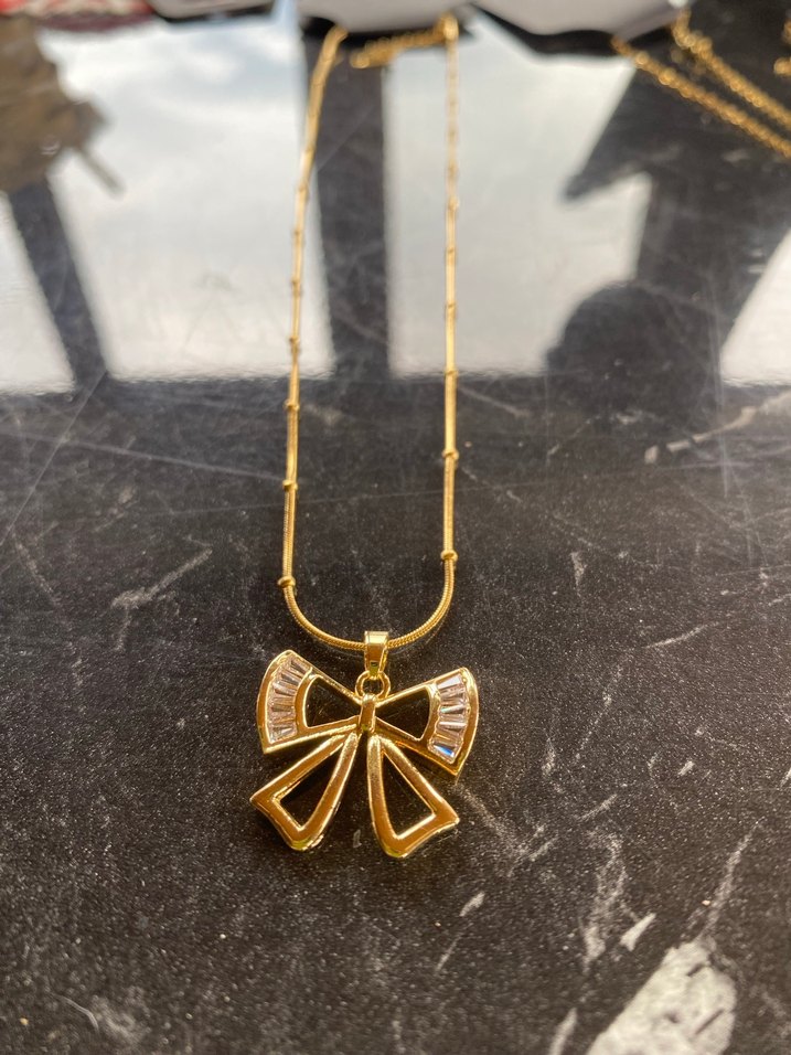 Altın Renkli Mini Fiyonk Kolye - Görsel 3