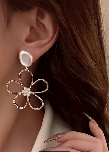 Dantel Detaylı Beyaz Çiçek Midi Küpe