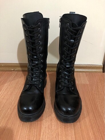 Zara Siyah renk bağcıklı postal