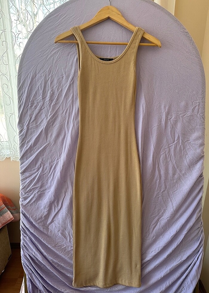 Bej renk askılı elbise - Görsel 2