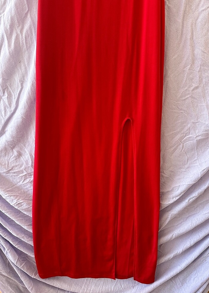 Kırmızı askılı yırtmaçlı elbise - Görsel 2