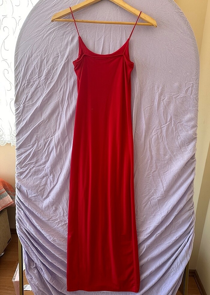 Kırmızı askılı yırtmaçlı elbise - Görsel 3