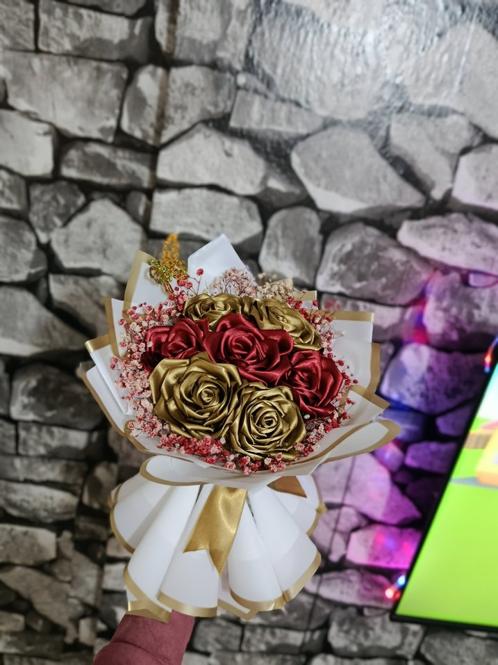 Altın ve Kırmızı Güllerden Çiçek Buketi - Görsel 3