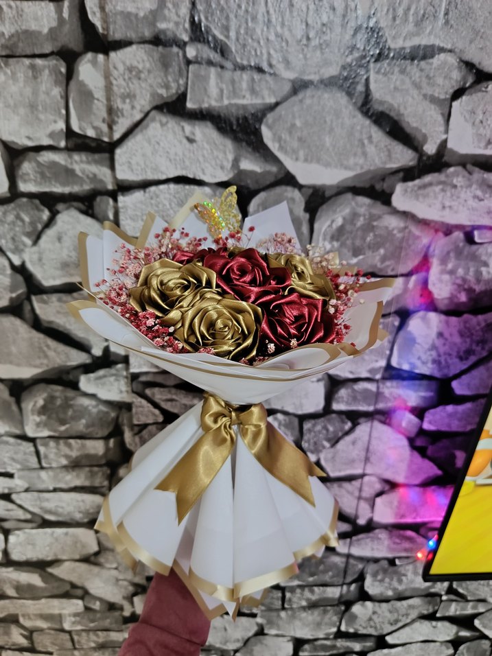 Altın ve Kırmızı Güllerden Çiçek Buketi - Görsel 4