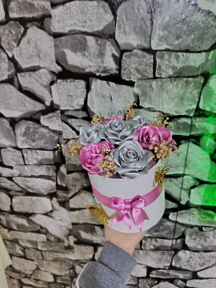 Gri ve Pembe Yapay Güllü Dekoratif Kutuda Çiçek - Görsel 2