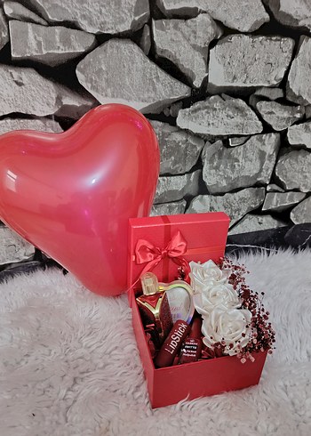 Kırmızı Hediye Kutusu Güller ve makyaj - Görsel 2