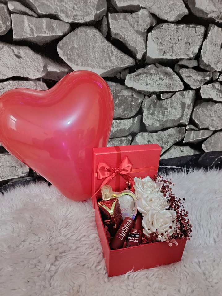 Kırmızı Hediye Kutusu Güller ve makyaj - Görsel 2