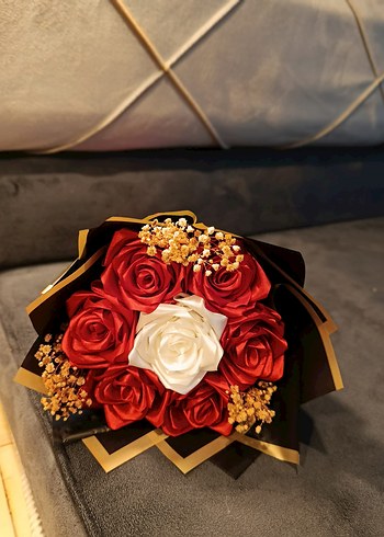 Kadınlar için Kırmızı ve Beyaz Gül Buketi - Görsel 2