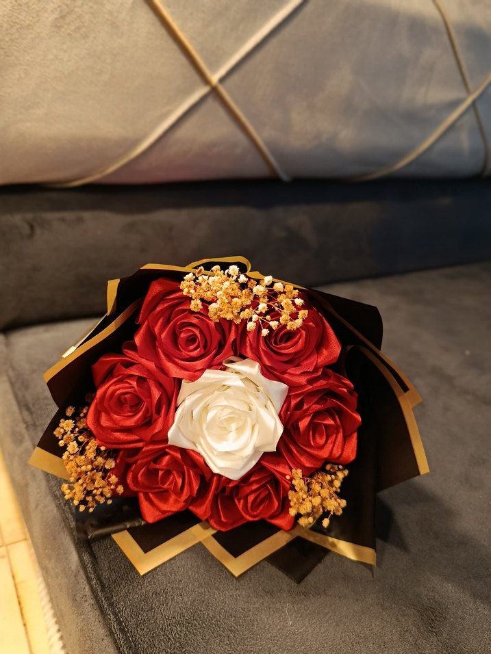 Kadınlar için Kırmızı ve Beyaz Gül Buketi - Görsel 2